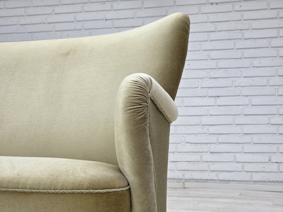 Image 1 of Sofá danés de dos plazas, años 60, terciopelo verde, patas de madera de haya.