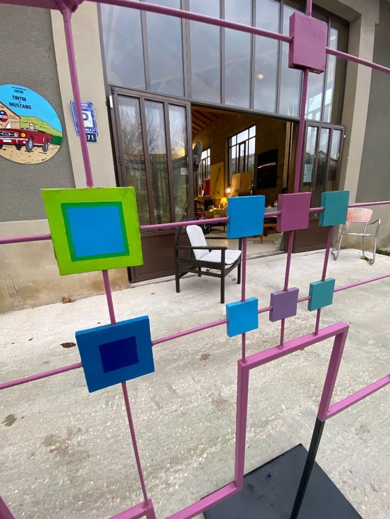 Image 1 of Salvador Presta - Gelakt metalen beeldhouwwerk, 1983. Gesigneerd en gedateerd onder de sokkel. 198 x 121 x 41 cm, 10 kg. 1900