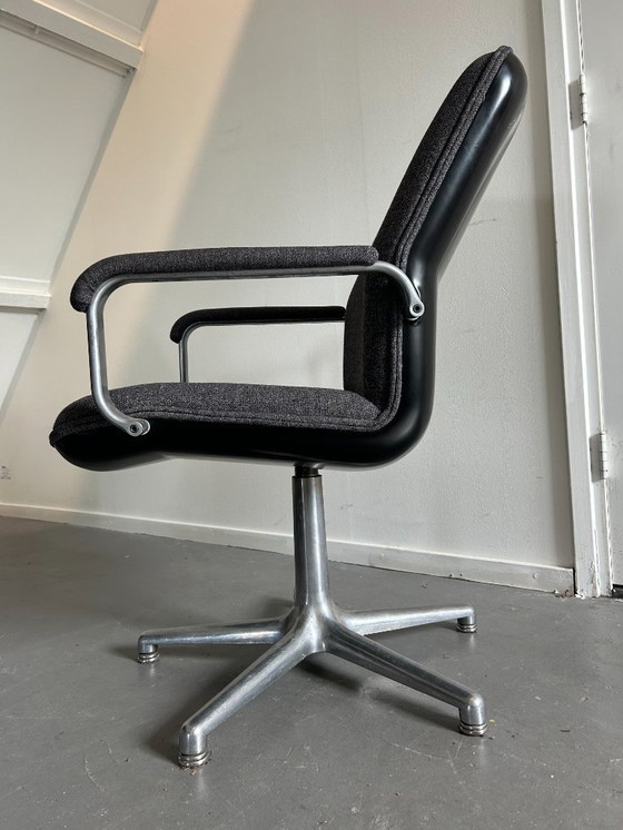 Image 1 of Artifort Design Stühle – Industriell & Zeitlos – erhältlich im 2er-Pack, 6 Stück verfügbar