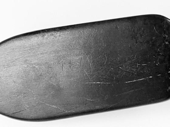 Image 1 of Sculpture inuite d'un plongeur sous la glace en pierre serpentine