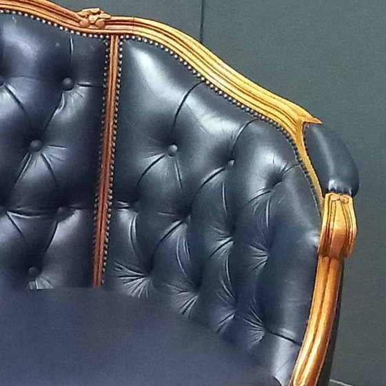 Image 1 of Irresistibile divano Chesterfield vittoriano a due posti in blu navy: un vero colpo d'occhio!