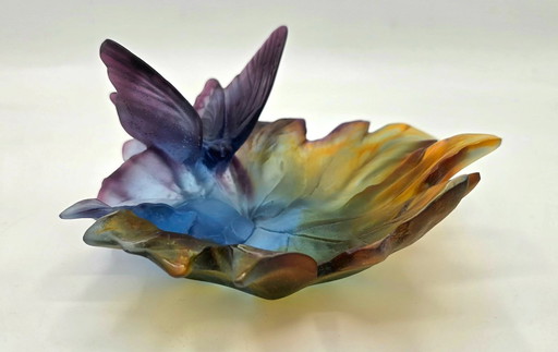 DAUM – Glazen pastahouder/ringhouder met de afbeelding van een vlinder met wijnblad, gesigneerd.