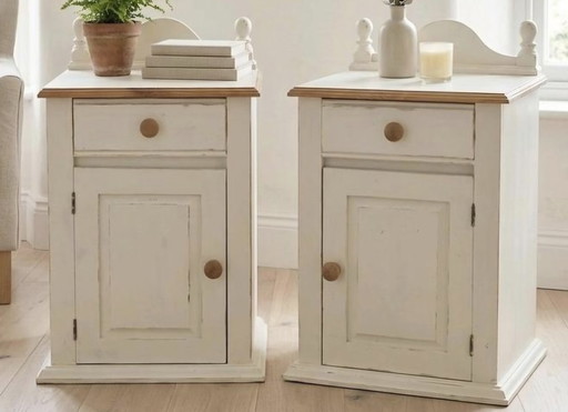 Ensemble de 2 tables de chevet vintage de style campagnard. Ensemble d'origine. Style campagnard.