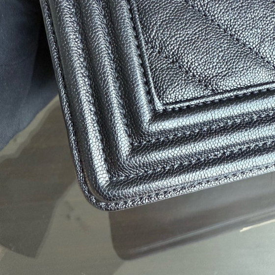 Image 1 of Chanel Boy Medim - Caviar 25CM generfd kalfsleer Chevron Zwart Goudkleurige hardware Serie 26