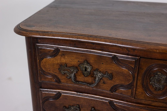 Parijse commode met 5 laden, van massief walnotenhout, uit de Lodewijk XIV-periode. – H.E., Ladekasten, Wood (photo 6 of 11)
