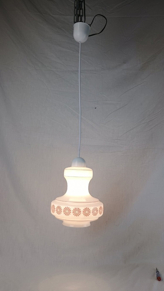 Image 1 of Lampada a sospensione vintage di metà secolo Lunel in vetro bianco crema con fiore rosa