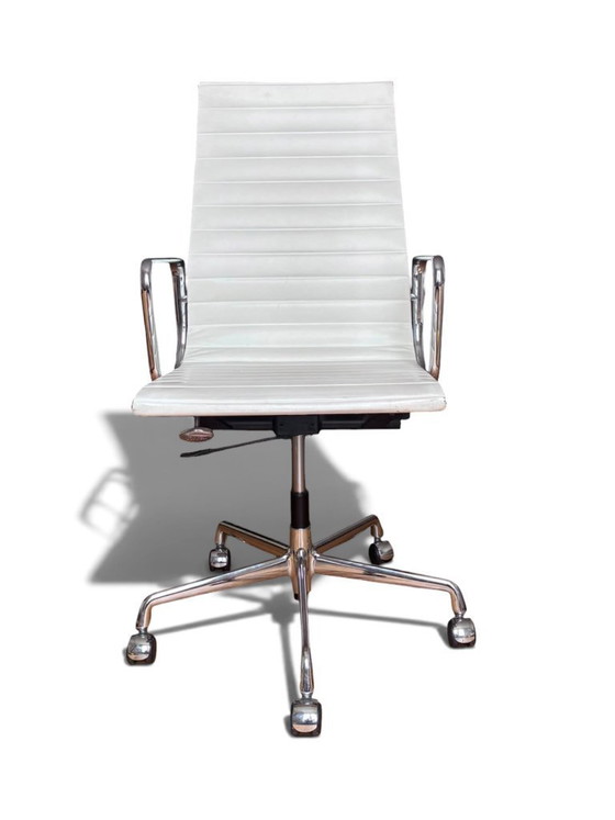 Authentieke Eames EA 119 bureaustoel voor Herman Miller/Vitra - wit leer (jaren 70) – Fauteuils, Leather (photo 2 of 17)