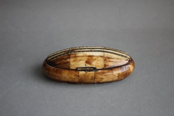 Image 1 of Portagioie vintage in corno o osso con decorazioni in ottone sul coperchio.