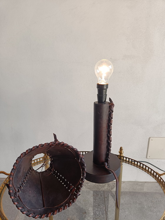Image 1 of Lampada da tavolo italiana degli anni '70 in pelle con paralume annodato a mano.