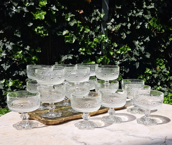Image 1 of 18 vintage Champagne ijs coupes