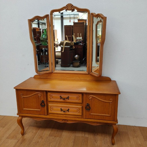 Tavolo da trucco vintage in stile Queen Anne, con specchio a trittico.