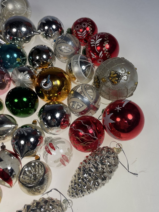 Image 1 of Grand lot de plus de 340 boules de Noël anciennes en verre.