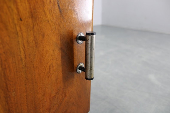 Image 1 of Table de nuit des années 1940 en finition noyer avec plateau en verre, Tchécoslovaquie