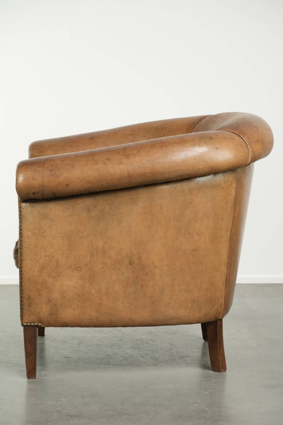 Leuke grote en comfortabele vintage schapenleren clubfauteuil in een mooie lichte cognac kleur – Leather (photo 5 of 12)