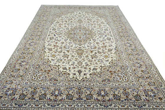Image 1 of Tapis d'Orient Kashan noué à la main - 301 x 202 cm - Un classique finement travaillé avec un design floral