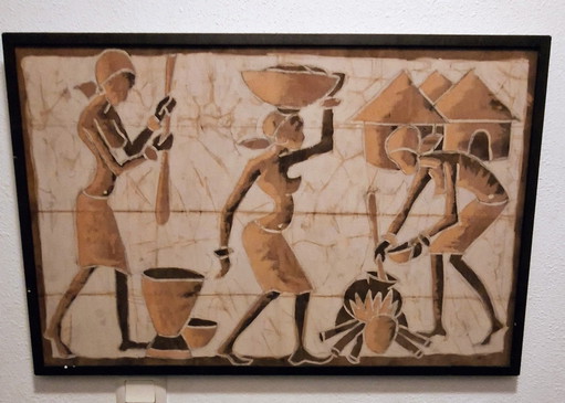 Afrikanische Wanddekoration mit figurativer Darstellung