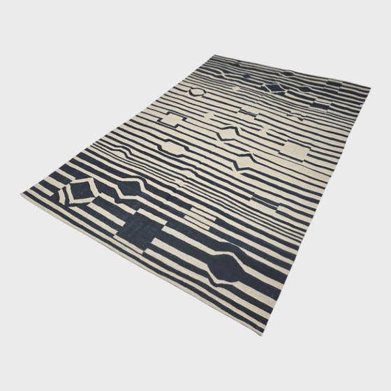 Handgeweven wollen wandtapijt van Victor Vasarely, Ondulatoires | Zwart-wit Op Art (118 × 79 inch) (photo 6 of 9)