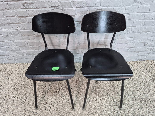 Chaises industrielles en bois noir, lot de deux – Pays-Bas, années 1950