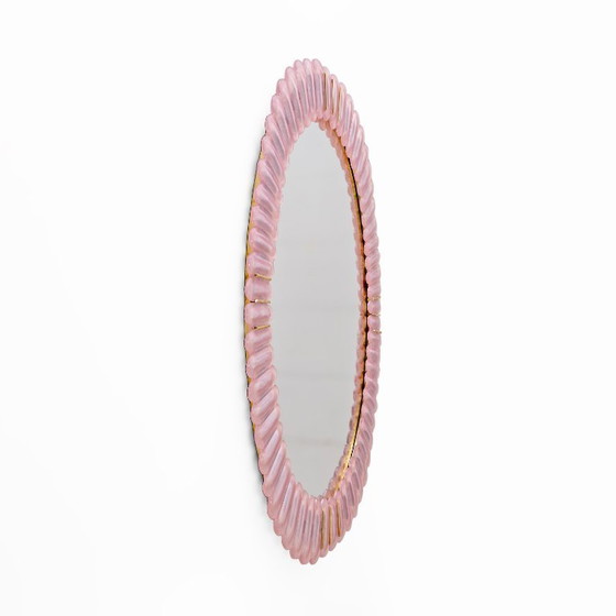Image 1 of Specchio ovale italiano moderno di metà secolo in ottone e vetro soffiato di Murano rosa