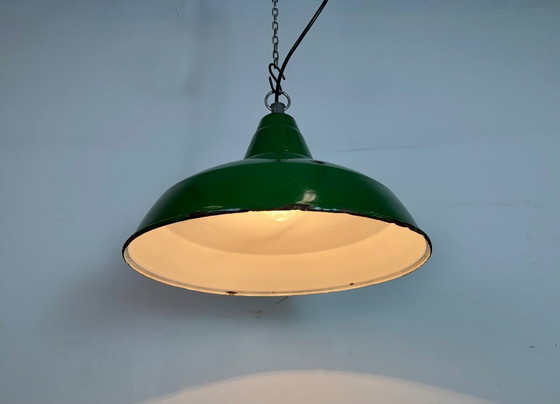 Image 1 of Lámpara colgante industrial británica de esmalte verde, década de 1960