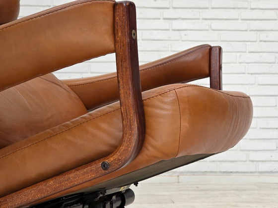 Image 1 of Años 70, diseño sueco de Gote Möbler, silla giratoria con reposapiés, cuero.