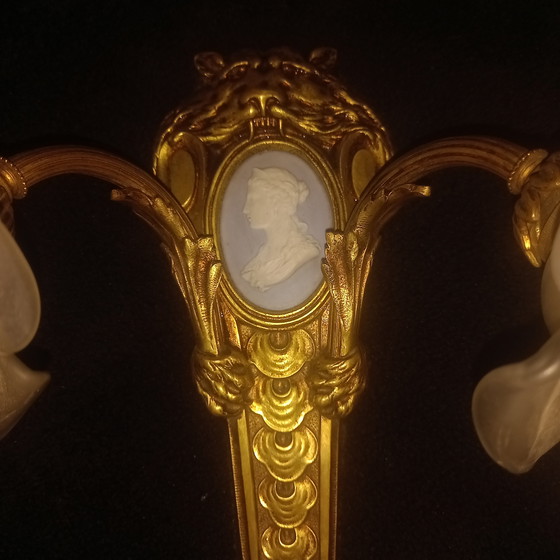 Image 1 of verguld bronzen kandelaar en wedgwood bord, laat 19e eeuw leeuwenkop beer