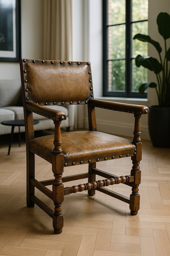 Image 1 of 🪑 Vintage eikenhouten armstoel met origineel leren bekleding (1920–1950)