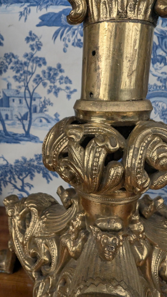 Image 1 of 19e eeuw Verguld bronzen kaarsenhouder met waterspuwers Neo Middeleeuwse stijl