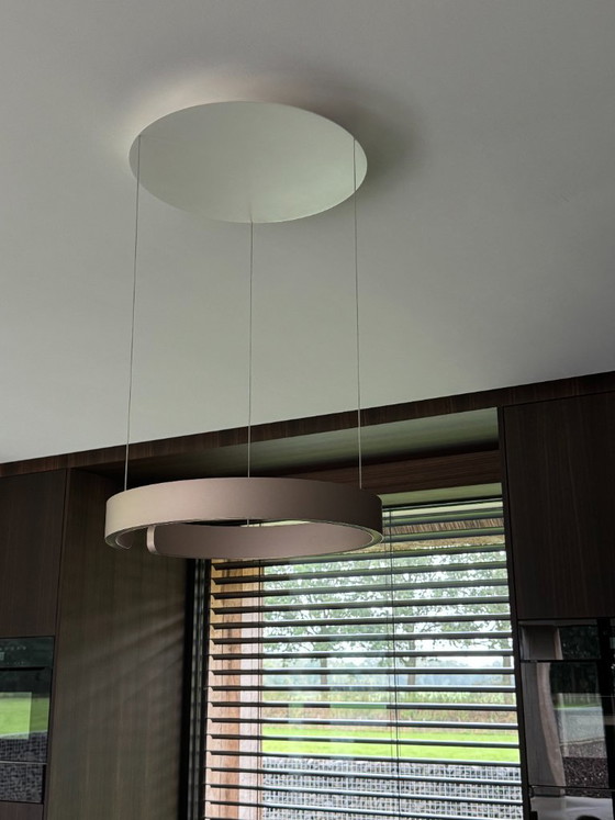 Zwei Pendelleuchten: 1x Occio Mito Sospeso 60cm Rose Gold und 1x Occio Mito Sospeso 40cm Matt Gold – Aluminium (photo 6 of 6)