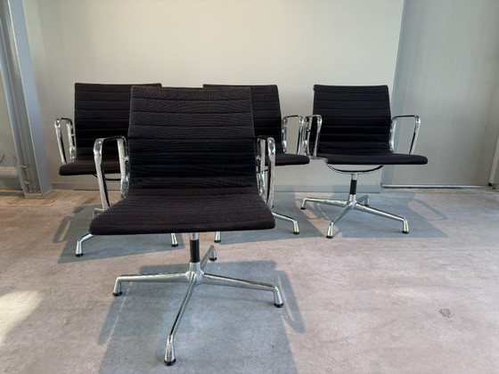4x Vitra EA 108 Aluminium Chair – Vergaderstoel, Textile (photo 3 of 6)