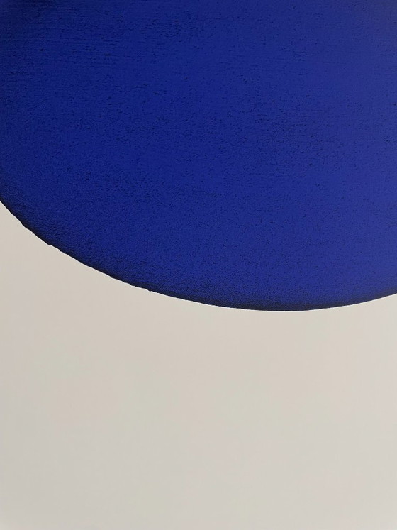 Image 1 of Yves Klein (1928-1962), Disque Bleu, IKB 54, 1957, copyright VG Bild-Kunst, Bonn 1997, gedrukt in Duitsland.