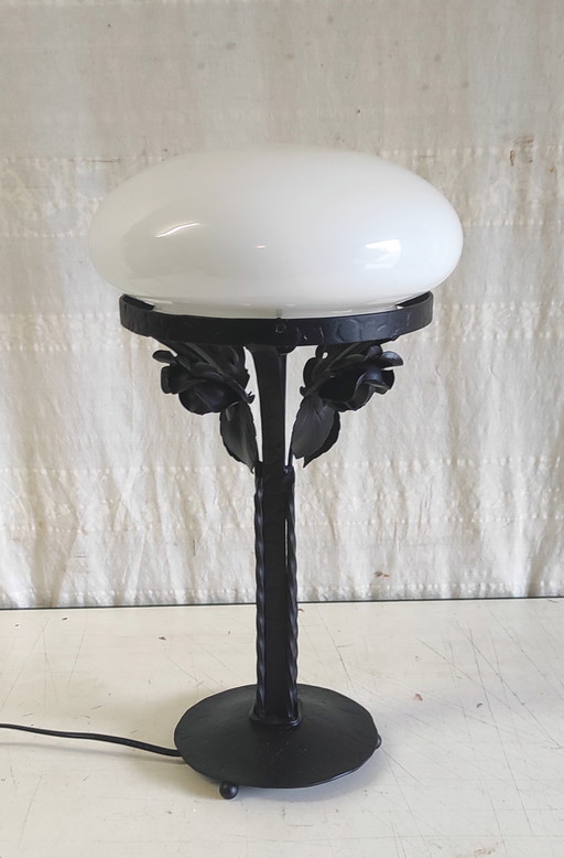 Tischlampe im Art-Deco-Stil aus Schmiedeeisen und Opalglas – 1930er/40er Jahre