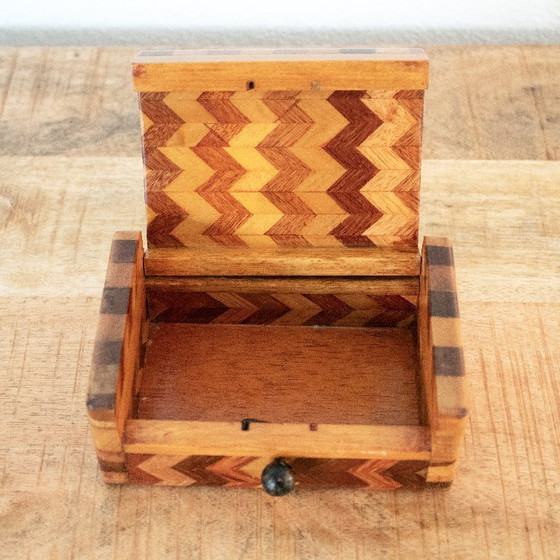 Image 1 of Scatola vintage in legno con intarsio a spina di pesce