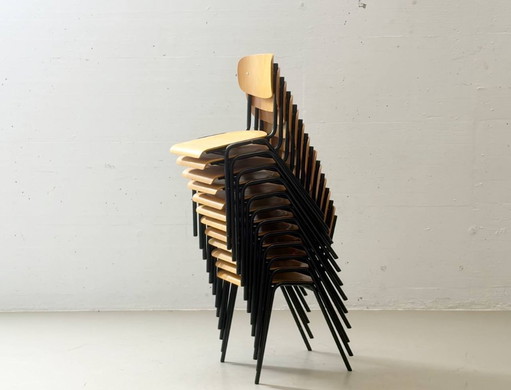6 stapelbare studiostoelen met zwart gelakt stalen frame, jaren 90