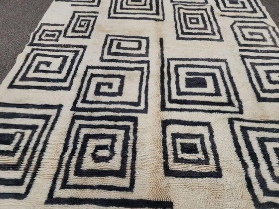 Moroccan Berber rug in cream and black 300x200 cm – spiral geometric pattern – Rugs & carpets, Wool, Cotton (photo 3 of 11)