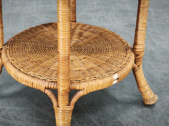 Image 1 of Conjunto de salón italiano de ratán y mimbre de los años 50, con cuatro sillones y mesa.