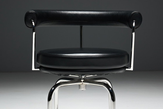 Image 1 of LC7 Stühle von Charlotte Perriand, Le Corbusier und Pierre Jeanneret für Cassina, Italien, 1980er Jahre