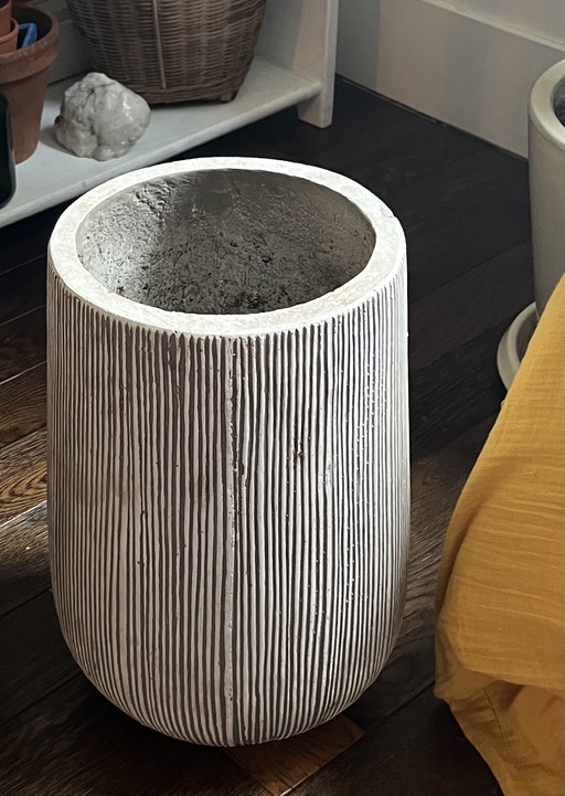 Ribbed concrete pot