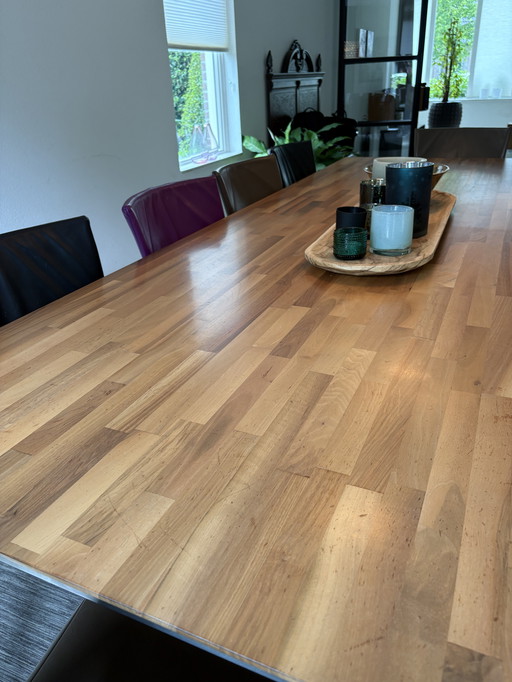 Dining room table with 8 Montis chairs