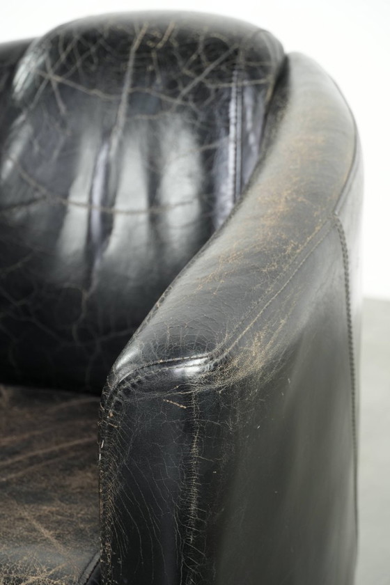 Image 1 of Zwarte vintage rundleren Aviator design fauteuil met een karaktervolle uitstraling