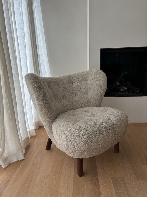Fauteuil &tradition Little Petra VB1 en noyer, peau de mouton Moonlight