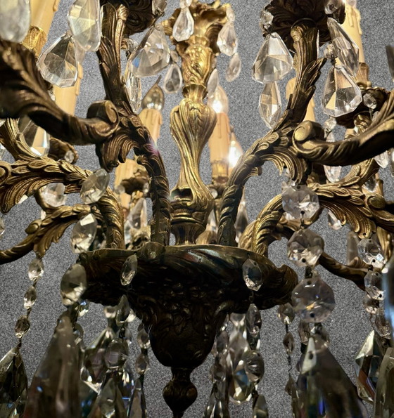 Imposant lustre ancien de style Louis XV/rococo, richement orné de cristaux magnifiquement taillés. – Bronze (photo 9 of 12)
