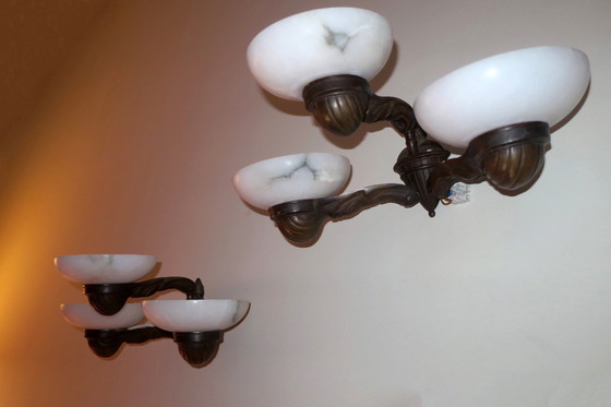 Image 1 of Paar antieke bronzen en albasten wandlampen met drie armen, 1910