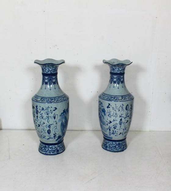 Image 1 of Een paar monumentale Chinese vazen met kobaltblauwe decoratie, eind 20e eeuw.