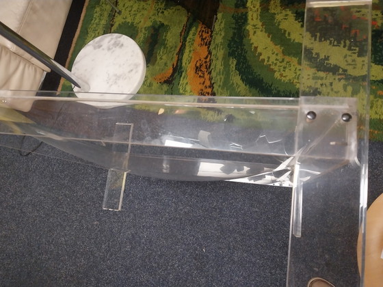Image 1 of 1 x plexiglas salontafel met rookglazen bovenblad en gebogen plexiglas onderblad. 80 x 80x 39cm