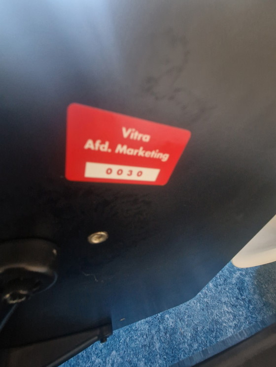 Image 1 of Vitra/Eames side chair RE on traverse with table