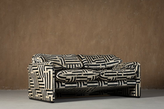 Image 1 of Vintage Maralunga tweezitsbank van Vico Magistretti voor Cassina (1970) in Myth fluweel