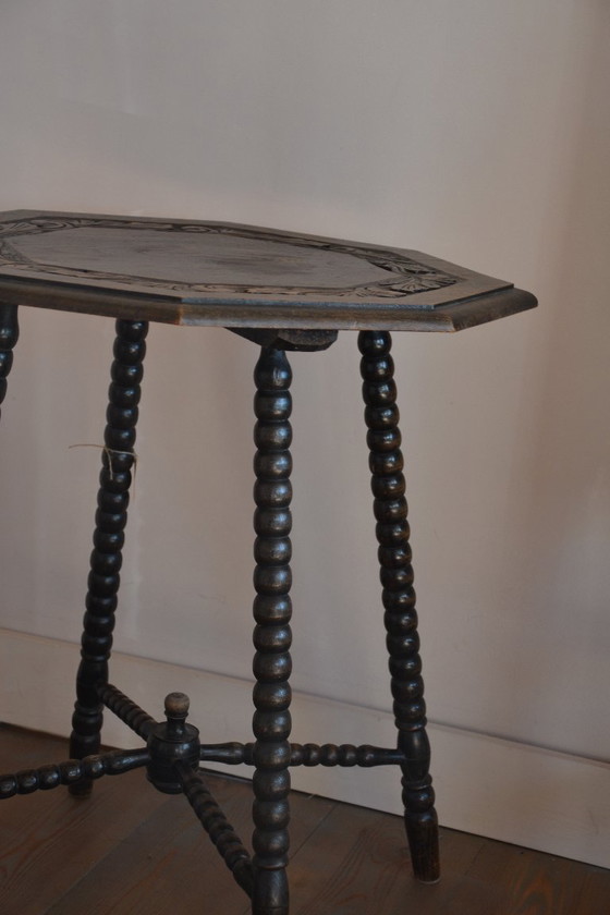 Image 1 of Vieille table d'appoint en chêne avec de magnifiques pieds incurvés et de jolies sculptures sur bois