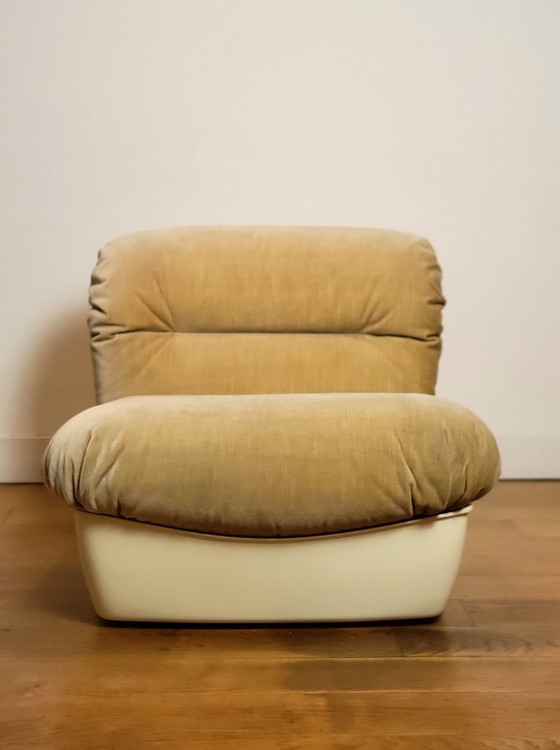 Image 1 of Fauteuil vintage de l'ère spatiale en velours doré