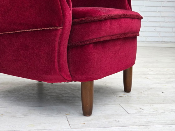 Image 1 of Fauteuil danois des années 60, velours d'ameublement rouge cerise, pieds en bois de hêtre.